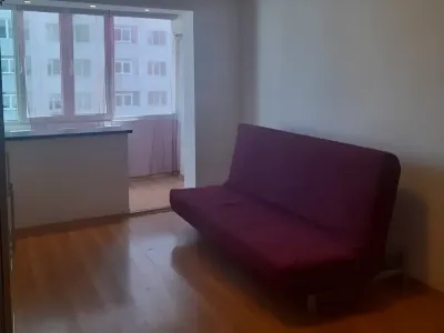 living cu canapea mov apartament inchiriere Sector 3 Bucuresti
